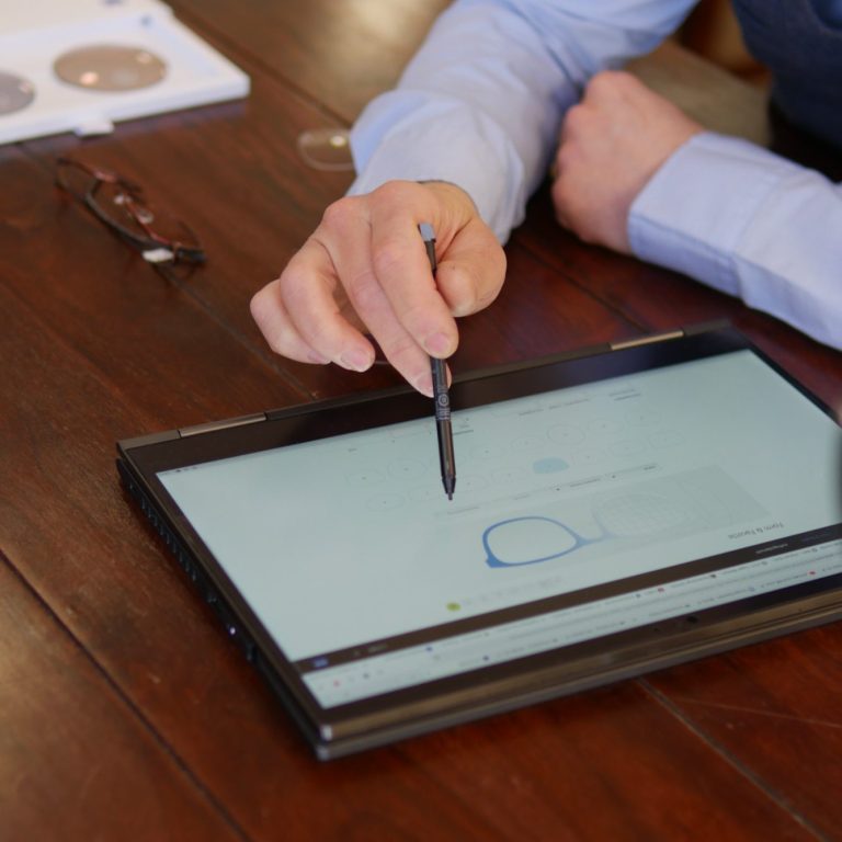 Ein Mann verwendet einen Stylus, um auf einem Tablet in Brillenglas zu besprechen